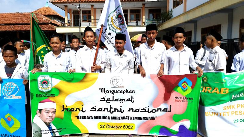 Siswa MANU Putra dalam Upacara Hari Santri Nasional